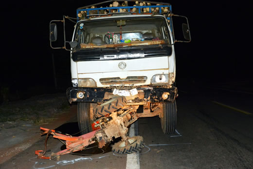 
Đầu xe công nông bị xe tải kéo lê hơn 1km trước khi lái xe bỏ trốn khỏi hiện trường.
