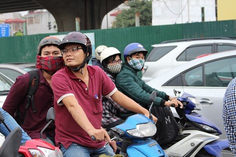 Anh Nguyễn Văn Thắng (Thanh Trì - Hà Nội) cho biết: “Không nghĩ nhiệt độ lại giảm nhanh và đột ngột đến như vậy, sáng đi làm có nghe qua thời tiết mà giờ trời chuyển lạnh nhanh quá!”.