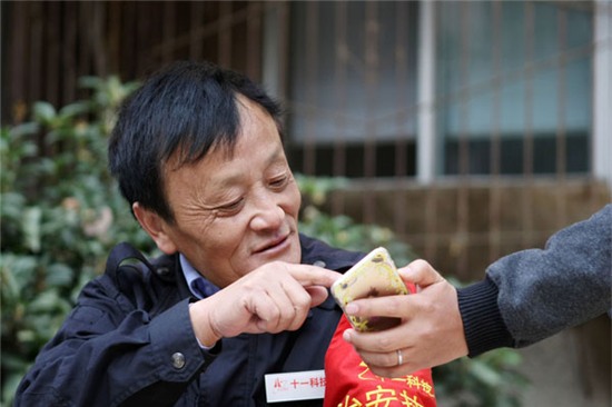 
Kha Toàn Thọ làm bảo vệ cho một tòa nhà chung cư. Sau khi được phát hiện có ngoại hình giống Jack Ma, cuộc sống của Kha Toàn Thọ đã thay đổi khá nhiều. Không ít người đến tìm gặp để chụp ảnh cùng.
