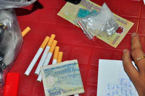 
Đối tượng Ngô Quốc Khánh và Lê Hoàng Nam cùng số ma túy bị bắt giữ.
