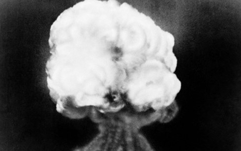 Mây hình nấm của vụ nổ hạt nhân đầu tiên tại điểm thử nghiệm hạt nhân Trinity, New Mexico, ngày 16/7/1945.