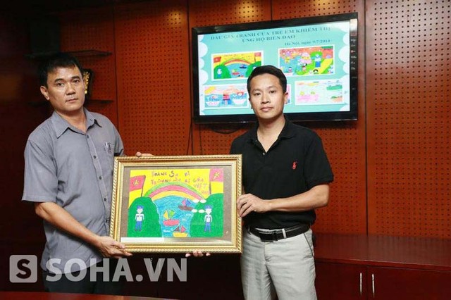 Lãnh đạo Báo trao bức tranh biển đảo cho luật sư Trương Quốc Hòe.