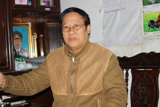 Ông Nguyễn Ngọc Đa, nguyên là tổ trưởng tổ dân phố số 8, trao đổi với phóng viên