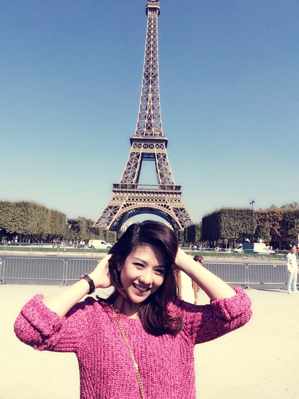 Cô nàng tại kinh đô ánh sáng Paris.