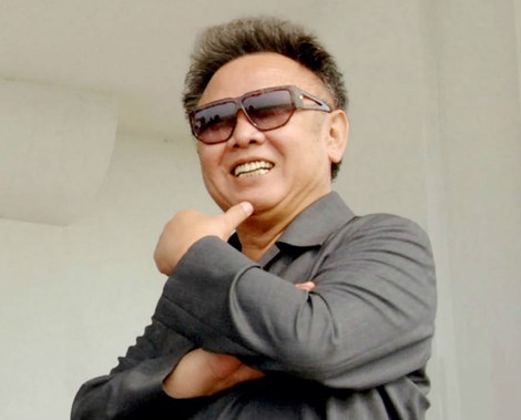 Ông Kim Jong Il cũng có một cặp kính mát nhìn y hệt như cặp kính ông Kim Jong Un đang xử dụng (Ảnh: Getty Images)