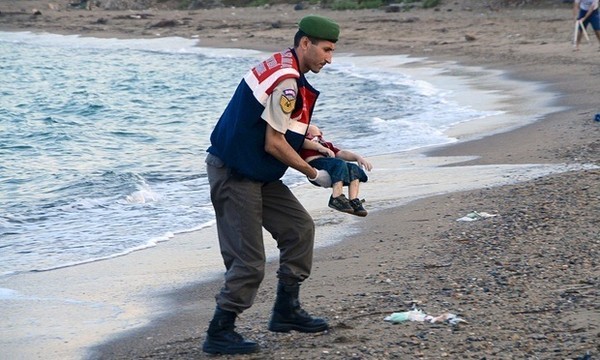 Hình ảnh cậu bé Syria bên bờ biển vào tháng 9 vừa qua đã khiến cả thế giới bàng hoàng và xót xa về cuộc khủng hoảng di cư ở châu Âu.