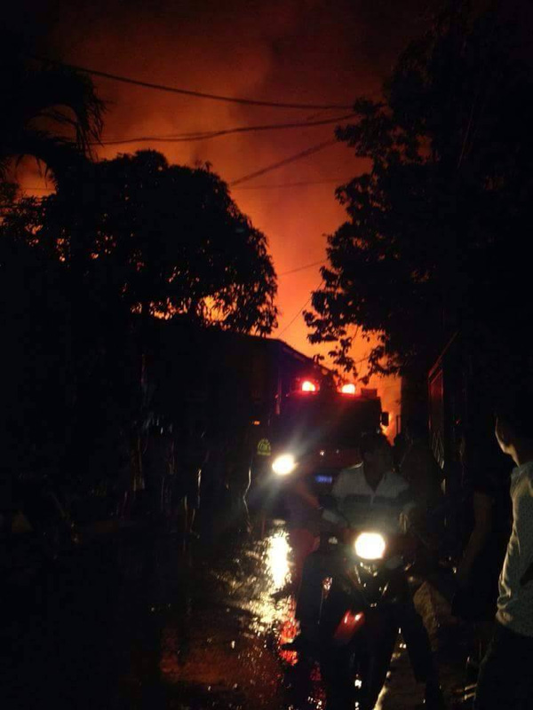 
Khu vực xảy ra cháy phải đi qua nhiều hẻm nhỏ nên xe cứu hỏa cũng gặp khó khăn khi tiếp cận hiện trường - (Ảnh: Dũng Gấu)
