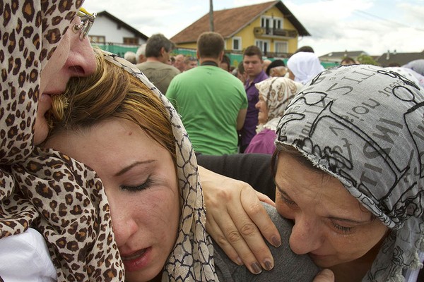 
Những người phụ nữ Hồi giáo ở Bosnia đang an ủi nhau sau khi ngôi làng của họ bị tàn sát bởi một nhóm vũ trang cực đoan.
