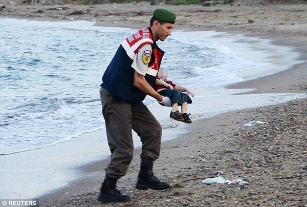 
“Em bé Syria bên bờ biển” đã gây chấn động khắp nơi trên thế giới. Nó phản ánh một cách trung thực nhất thực trạng của cuộc khủng hoảng nhân đạo mà thế giới đang phải đối mặt trước dòng người di cư và tị nạn rất lớn để chạy trốn chiến tranh đang đổ về Châu Âu. Em bé người Kurd, 3 tuổi có tên Aylan cùng mẹ và anh trai thiệt mạng trên đường chạy trốn khỏi cuộc chiến tại Syria. Ảnh: Reuters
