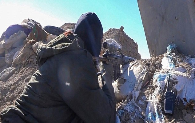 IS huênh hoang khoe súng tự động cướp được sau một cuộc giao chiến ở tại sân bay quân sự Deir Ezzor ở Syria.