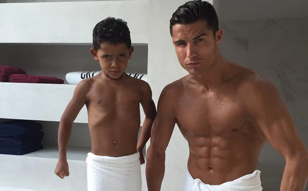 Hồi giữa tháng 8 vừa qua, Ronaldo cũng đăng tải trên Instagram bức ảnh hai cha còn cùng khoe cơ bắp. Kèm theo đó là dòng chú thích: “Cha nào con nấy”.