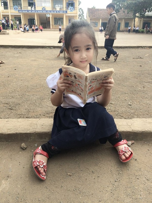 Cô bé tiểu học ở Đăk Lăk gây sốt với bức ảnh ngồi đọc truyện ở sân trường 3