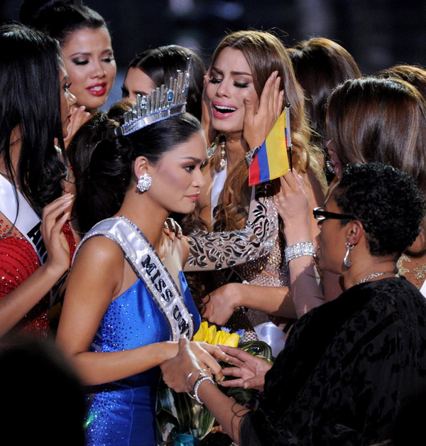 
Khoảnh khắc Hoa hậu Colombia nghẹn ngào nước mắt khi bị trao nhầm vương miện
