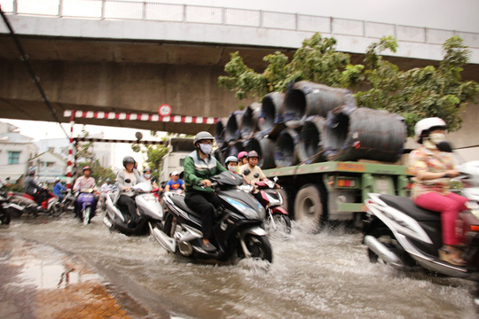 Người dân vất vả lưu thông trong nước ngập