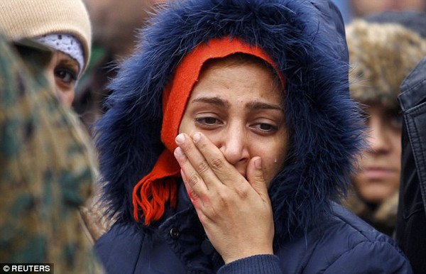 
Một người phụ nữ di cư nghẹn ngào chảy nước mắt sau một hành trình vượt biển gian khổ, cuối cùng cô cũng đến được Thổ Nhĩ Kỳ.
