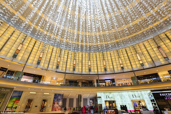 Dubai Mall có rất nhiều quầy hàng của các thương hiệu lớn trên thế giới.