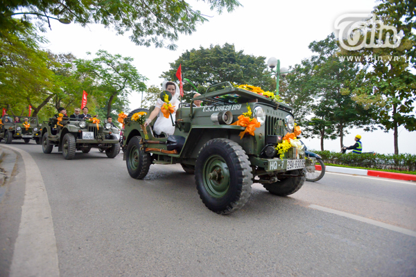 Những chiếc Jeep mang màu sắc quân sự đã được treo hoa, kết băng chữ hỷ để tham gia đoàn rước dâu với nhân vật chính là chiếc xe hoa Jeep. Suốt đoạn đường từ Hoàng Văn Thái qua các tuyến phố chính ở Hà Nội như Trường Chinh, Lê Trọng Tấn, Hàng Bài, Đinh Tiên Hoàng, Hoàng Diệu… đoàn xe đi theo hàng dài nối đuôi nhau thu hút rất đông người đi đường chú ý.