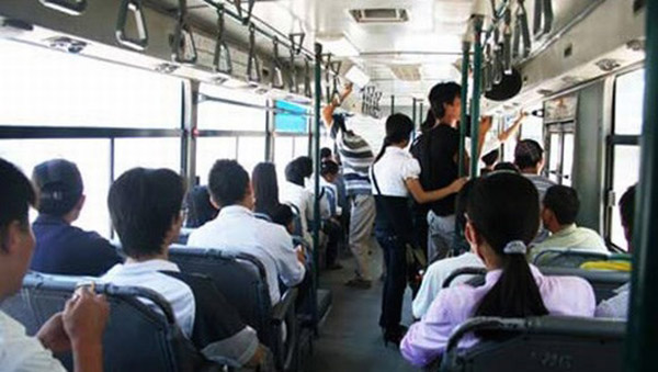 Dân mạng náo loạn vì nam sinh Thủy lợi nghĩa hiệp trên xe bus