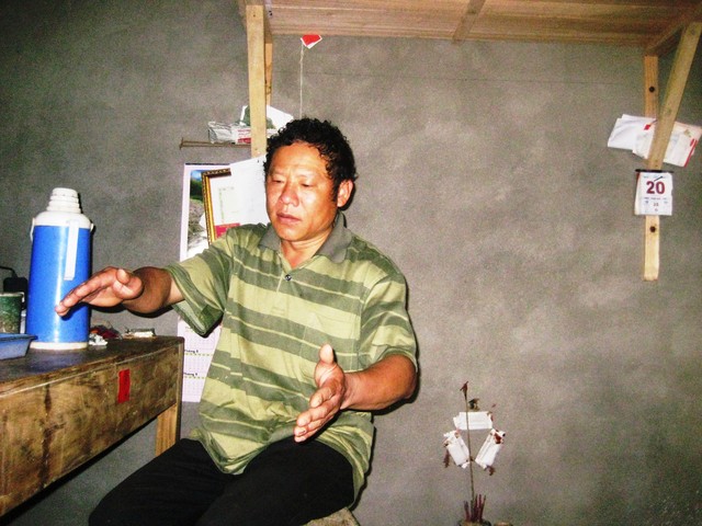 
Trưởng thôn A Nối - Nông Văn Lài kể chuyện về hang nước.
