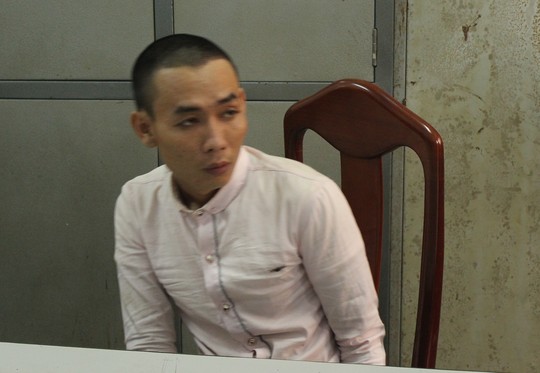 Nghi phạm Phan Du Long bị bắt đưa về trụ sở công an