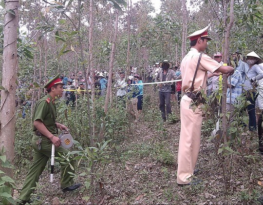 Cơ quan chức năng khám nghiệm hiện trường nơi chị Kiều bị sát hại