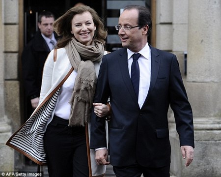 Tổng thống Hollande và người tình lâu năm Valerie Trierweiler thuở còn mặn nồng