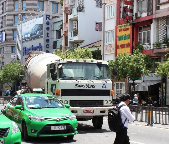 Chiếc xe bồn và taxi chỉ va chạm nhẹ, tuy nhiên, tài xế của hai bên không chịu tự thỏa thuận để giải quyết, đã gây ra tình trạng ùn tắc