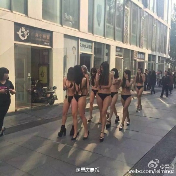 
Những cô gái đều sở hữu dáng hình chuẩn đi diễu hành qua các con phố sầm uất tại Bắc Kinh.
