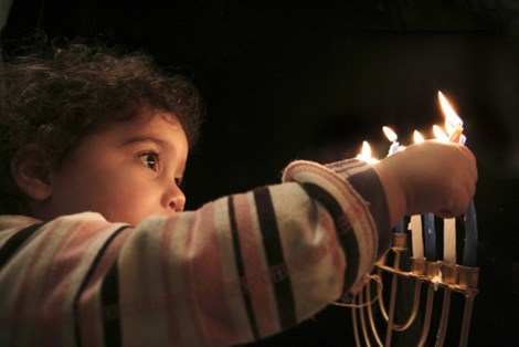 
 Hằng năm người Do Thái lại tổ chức Hanukkah vào cuối năm nhằm ăn mừng điển tích này.
