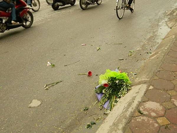 Bó hoa tươi bị vứt giữa đường. Ảnh: Internet.