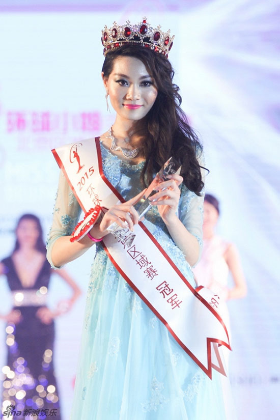 Lăng Chấn Năm 20 tuổi vừa đăng quang Hoa hậu Hoàn vũ Trung Quốc 2015 diễn ra ở Bắc Kinh.Nhưng, nhan sắc cô không được đánh giá cao. Nhiều ý kiến cho rằng, gương mặt cô bành, cằm vuông, thiếu sự mềm mại, quyến rũ của một nữ hoàng sắc đẹp.