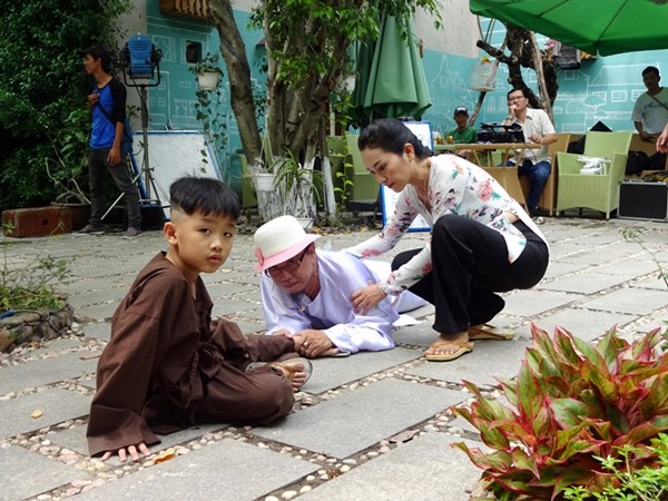 
Nghệ sĩ hài Hồng Tơ và Phạm Mỹ Hằng trong một cảnh quay album Tình yêu là sự bắt đầu. Ảnh: Dương Cầm
