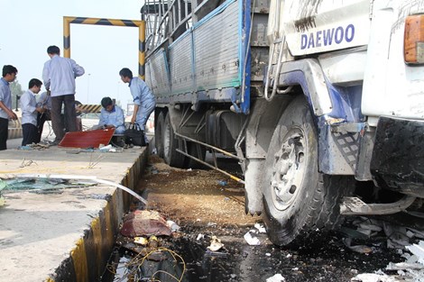 Trạm thu phí bị xe tông hư hỏng.