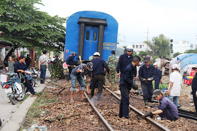 Hàng chục nhân viên ngành đường sắt được huy động đến hiện trường để khắc phục hậu quả - Ảnh: Phan Thành