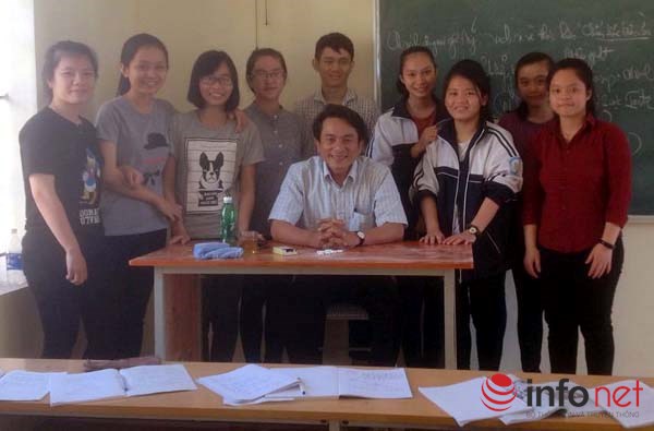 
Thầy Trần Trung Hiếu chụp ảnh lưu niệm với các học sinh.
