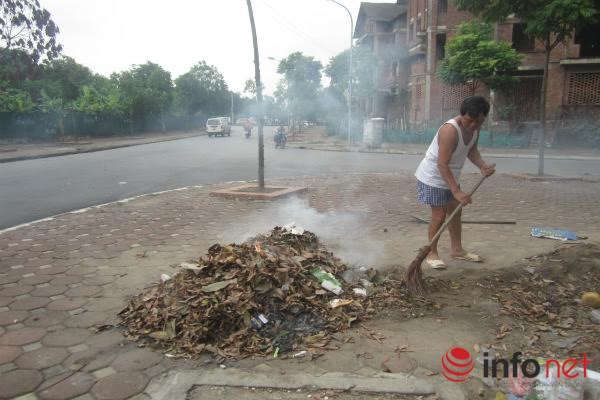 Người dân đốt lá, cỏ khô để làm phân bón cho rau.