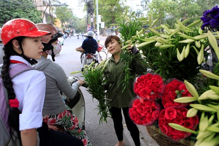 Nu sinh Du lich sang giang duong chieu ban hoa