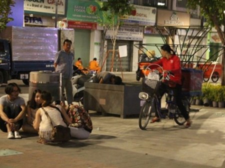 0 gio sang, pho di bo Nguyen Hue co gi?