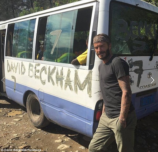 Chiếc xe bus chở các cầu thủ của Papua New Guinea mang tên David Beckham