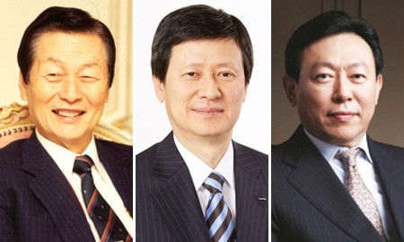 Gia đình quyền lực của tập đoàn Lotte, từ trái sang phải: Ông Shin Kyuk-ho, Shin Dong-joo và Shin Dong-bin. 