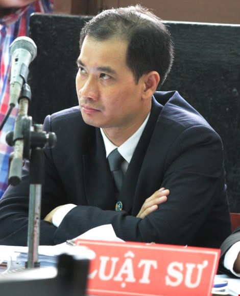 
Luật sư Nguyễn Tấn Thi bào chữa cho bị cáo Minh. Ảnh: Anh Kiệt
