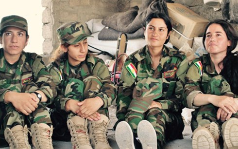 Tất cả các nữ chiến binh ở đây đều muốn chiến đấu với IS để bảo vệ danh dự của gia đình, quê hương và tự bảo vệ chính bản thân mình. (ảnh: CNN).