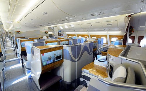 Để tăng số ghế lên đến mức kỉ lục trên, Emirates đã loại bỏ khoang hạng nhất trên máy bay, chỉ để lại 58 ghế thương gia và 557 ghế thường. 