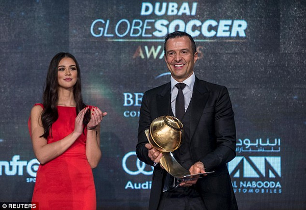 Ông trùm chuyển nhượng Jorge Mendes nhận giải Người đại diện của năm 2015.