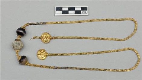 
 Một số đồ trang sức mạ vàng được tìm thấy trong số kho báu.

