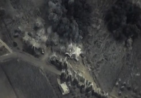 
 Ảnh chụp từ video do Bộ Quốc phòng Nga công bố cho thấy các mục tiêu của IS tại Syria bị không quân Nga không kích.
