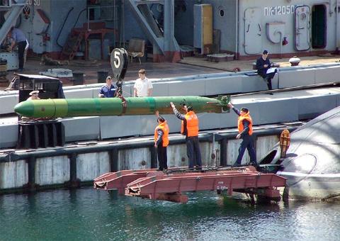 
Một ngư lôi thông thường được đưa lên tàu ngầm Nga
