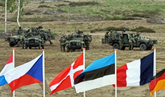 và binh sĩ Lực lượng phản ứng nhanh NATO trong cuộc tập trận tại thị trấn Zagan, huyện Zaganski, tỉnh Lubuskie miền tây nam Ba Lan hôm 18/6/2015