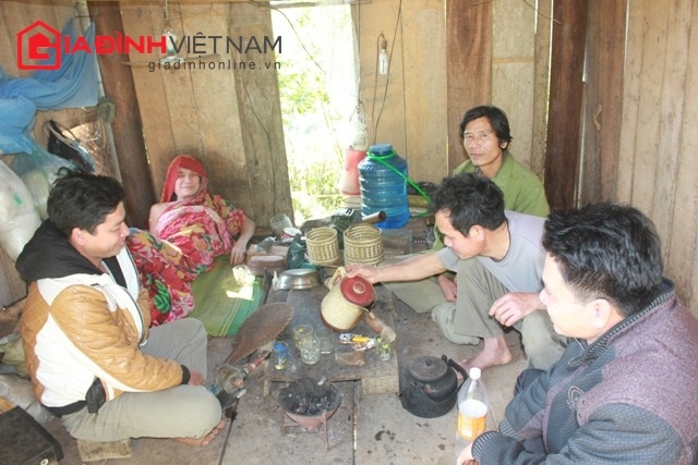 “Mỗi ngày, có hàng chục người đến chơi, nói chuyện và uống rượu với bác Yên”, ông Lô Văn Khôn cho biết.