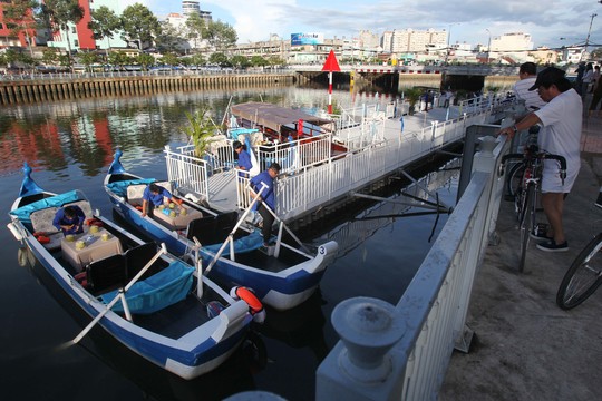 Những chiếc thuyền trong tour du lịch được chuẩn bị sẵn sàng từ sáng sớm